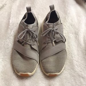 UNDER ARMOUR GREY RUNNING SHOES SIZE 6.5